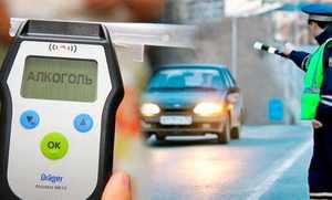 Проверка на алкоголь сотрудником ГИБДД