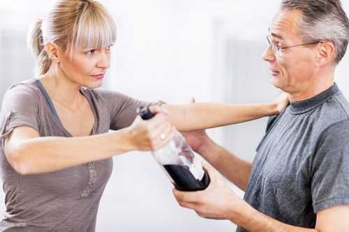 В семье появился алкоголик: что делать дальше